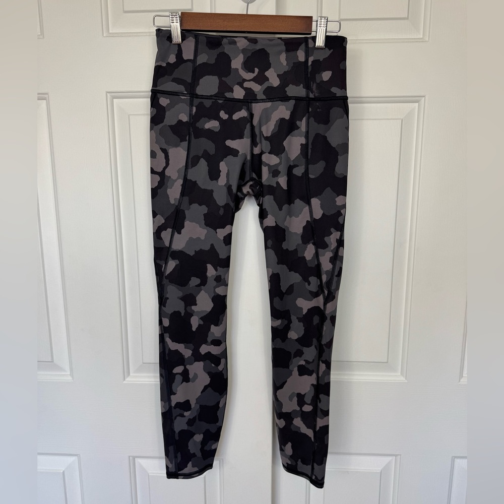 ATHLETA Lightning Camo 7/8 Women's Size Small Leggings